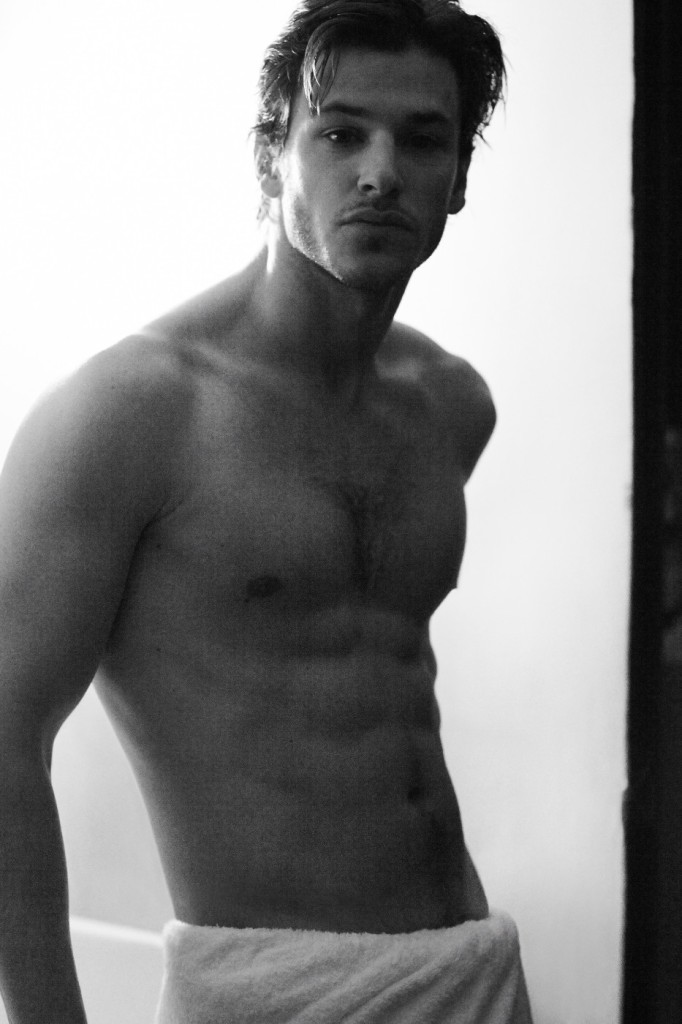 Gaspard Ulliel no projeto Série da Toalha, do fotógrafo Mario Testino