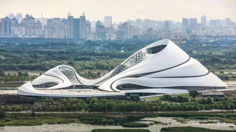 O escritório MAD Architects construiu este centro cultural em Harbin, na China. O local de 7.900 m² tem teatro para abrigar 1.600 pessoas e um menor para 400 convidados. Inaugurado no ano passado, fica às margens do rio Songhua e as formas arredondadas e gigantescas fazem parecer que ele faz parte de um cenário de filme futurista, não acha?