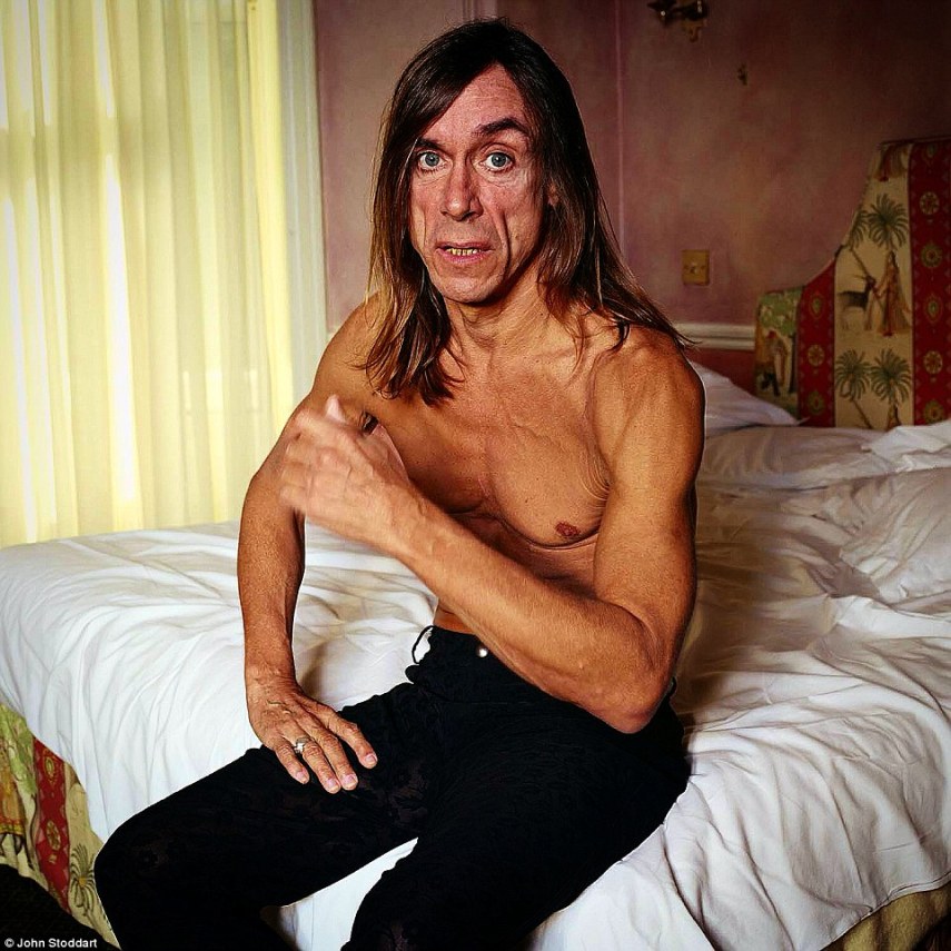 Diversos retratos de celebridades registradas pelo fotógrafo John Stoddart, 57 anos, estão sendo leiloadas no Reino Unido. As imagens incluem muitos famosos bem antes do auge de suas carreiras, como Elizabeth Hurley e Catherine Zeta Jones. A atriz Liz Hurley foi registrada vestindo uma lingerie em uma pose sensual em 1992. Já a mulher de Michael Douglas foi registrada meses antes de se mudar para Hollywood, onde anos tarde filmaria Armadilha ao lado de Sean Connery.