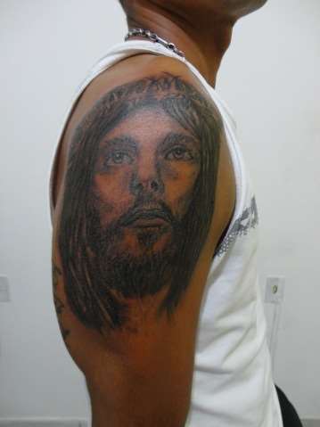 A imagem foi primeiramente usada por criminosos russos, para indicar que desde cedo tinham uma vida ligada ao crime e que foram condenados, assim como Jesus, de acordo com dados da Cartilha de Orientação Policial. No Brasil, a imagem de Jesus como tatuagem em prisioneiros está relacionada a homicídio e latrocínio