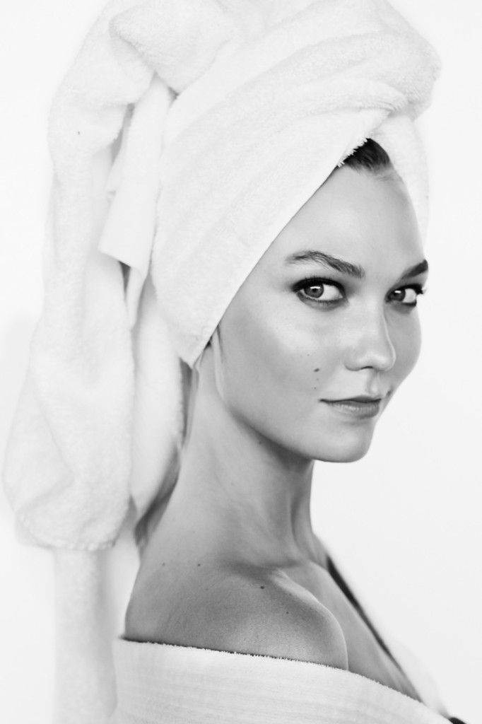Karlie Kloss no projeto Série da Toalha, do fotógrafo Mario Testino