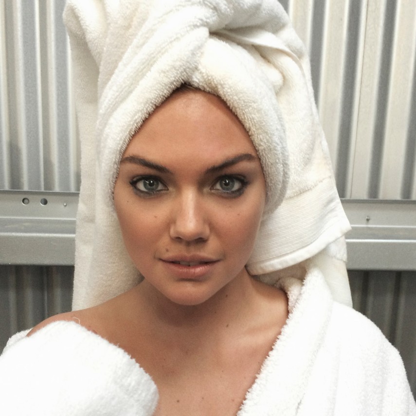 Kate Upton no projeto Série da Toalha, do fotógrafo Mario Testino