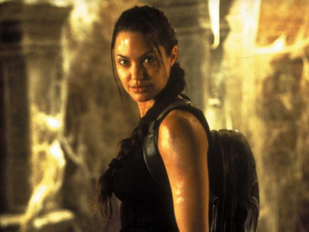  Lara Croft (Angelina Jolie) é uma heroína que saiu dos jogos para as telinhas. Ela luta contra vilões, enfrenta desafios e resolve mistérios. Lara é autossuficiente e poderosa na trama