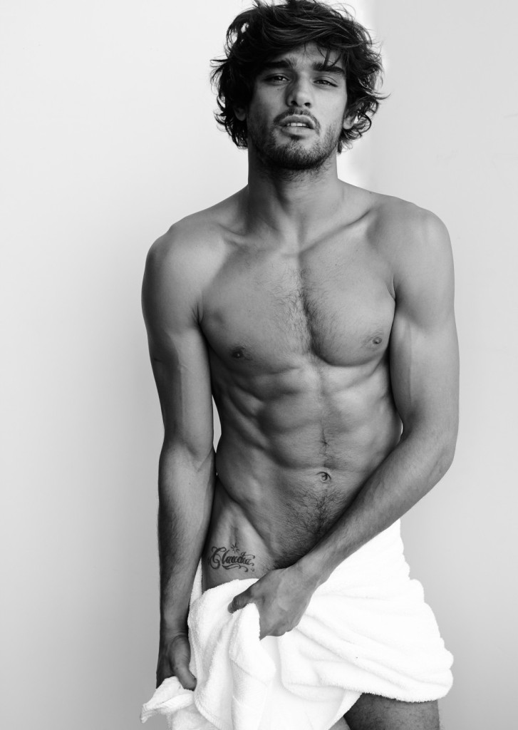 O ator Marlon Teixeira no projeto Série da Toalha, do fotógrafo Mario Testino