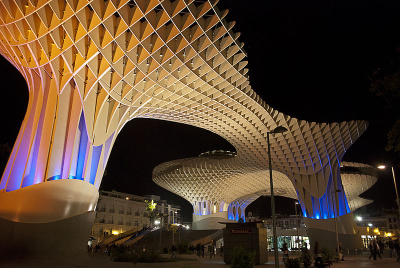 Inaugurada em 2011, a construção fica no centro de Sevilha, na Espanha, e é a maior estrutura de madeira do mundo. Tem 150m x 70m e uma altura de 26m. Foi criada pelo alemão Jürgen Mayer-Hermann e tem quatro andares, sendo o piso subterrâneo uma galeria com vestígios arqueológicos romanos e árabes
