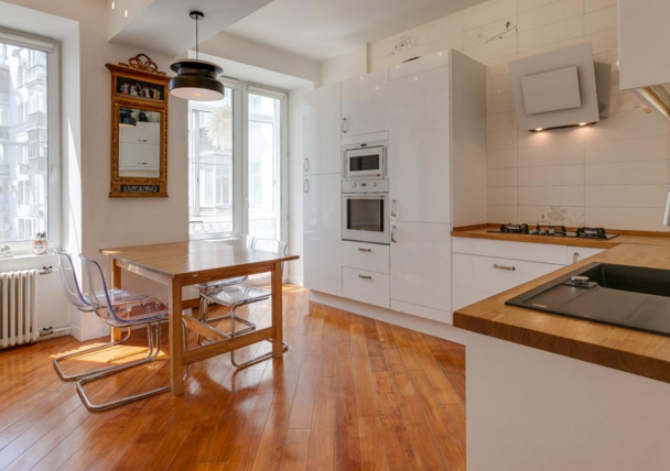 Um apartamento com três quartos e 82 metros quadrados de área sai por US$ 930 mil. Localizado em Krasnopresnenskaya