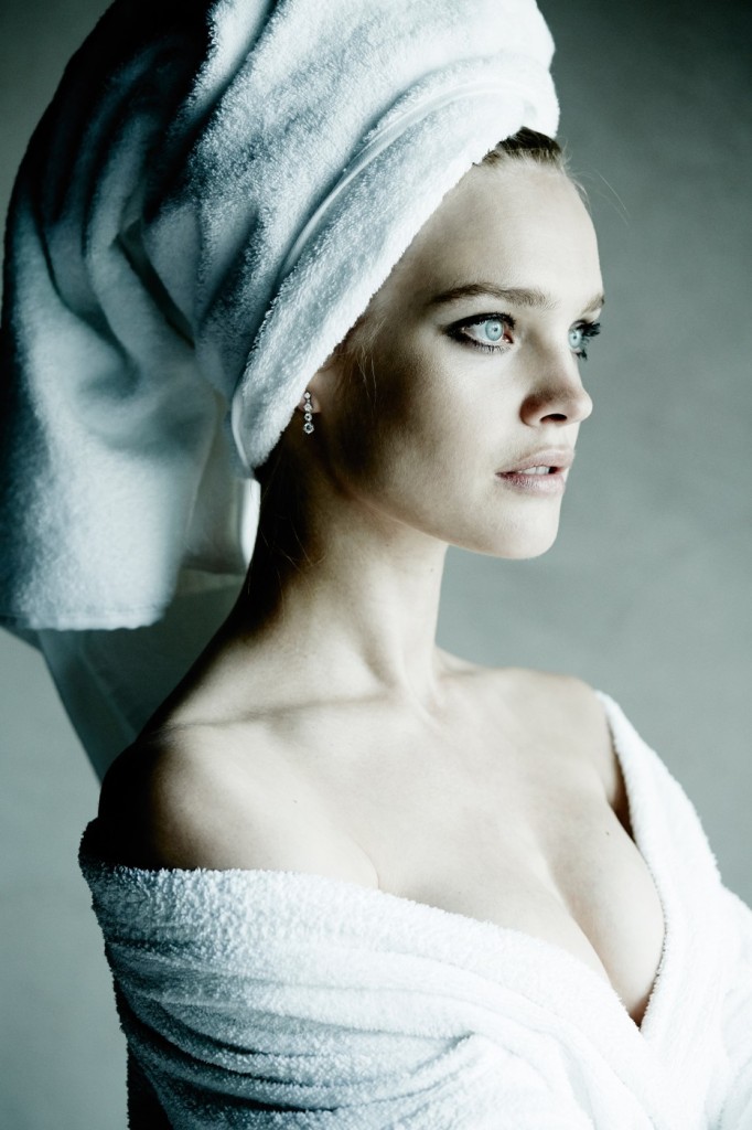 Natália Vodianova no projeto Série da Toalha, do fotógrafo Mario Testino