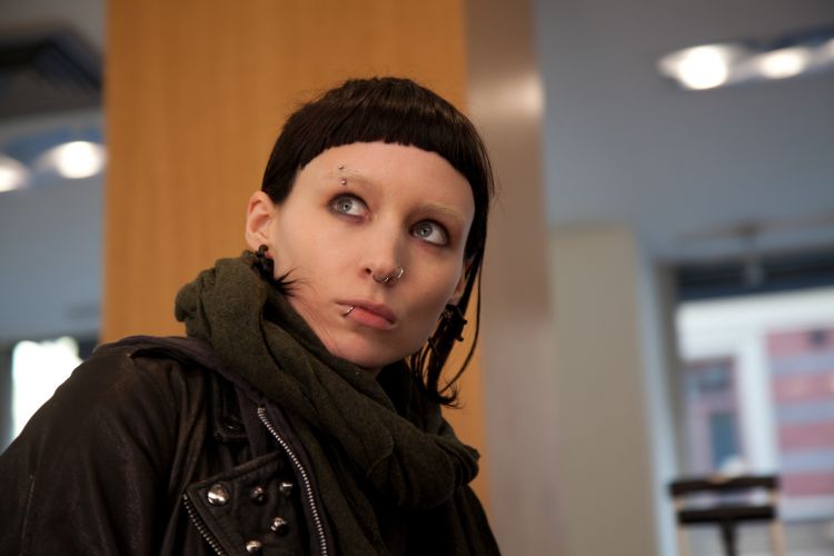  A hacker Lisbeth Salander (Rooney Mara) tem força e personalidade fortíssimas. Ela é misteriosa e ao mesmo tempo cheia de atitudes, e luta para conseguir justiça sobre todo o sofrimento que enfrentou no passado