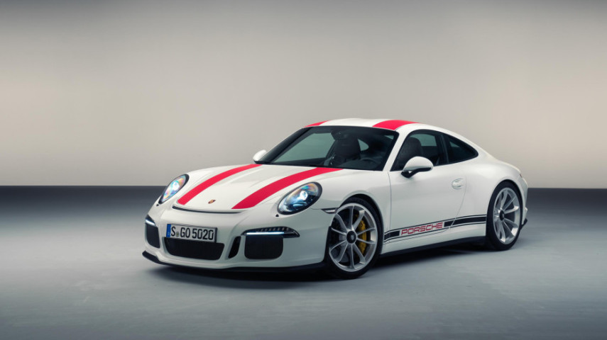Este é o Porsche 911R, com o motor do GT3 RS e câmbio manual de seis velocidades.