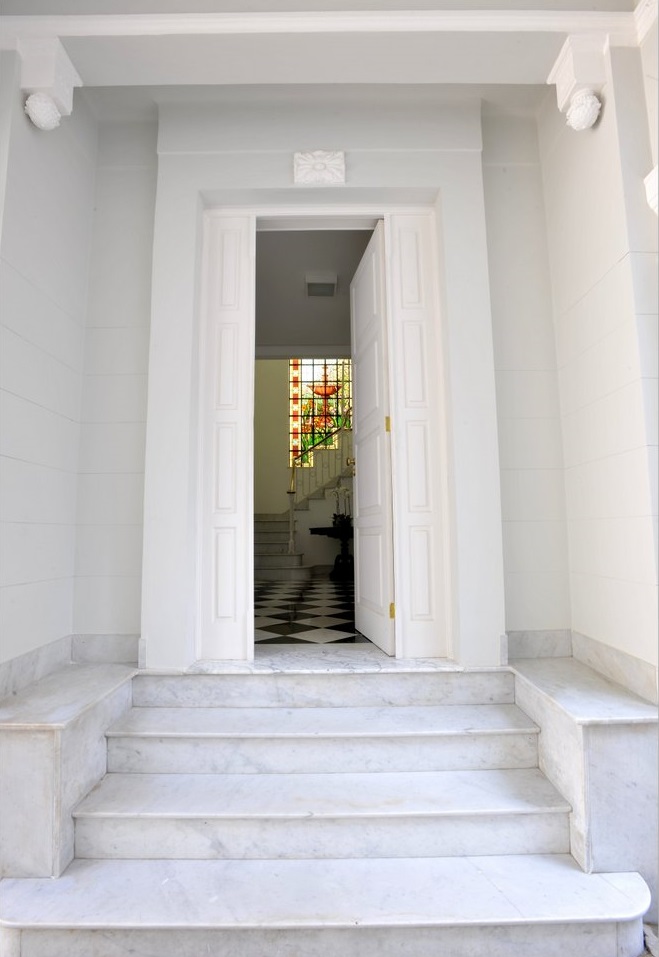 Entrada do prédio já reformado
