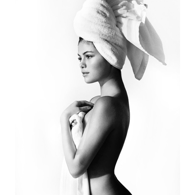 A cantora Selena Gomez no projeto Série da Toalha, do fotógrafo Mario Testino