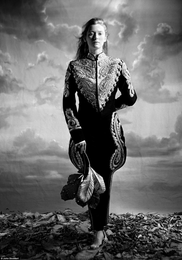 Diversos retratos de celebridades registradas pelo fotógrafo John Stoddart, 57 anos, estão sendo leiloadas no Reino Unido. As imagens incluem muitos famosos bem antes do auge de suas carreiras, como Elizabeth Hurley e Catherine Zeta Jones. A atriz Liz Hurley foi registrada vestindo uma lingerie em uma pose sensual em 1992. Já a mulher de Michael Douglas foi registrada meses antes de se mudar para Hollywood, onde anos tarde filmaria Armadilha ao lado de Sean Connery.