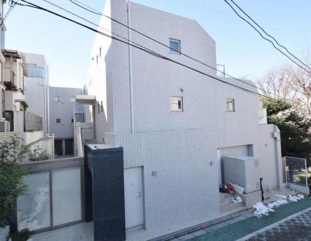 Na capital japonesa, um apartamento de dois dormitórios e 82 metros quadrados de área total é vendido por US$ 952 mil. Localizado em Shibuya