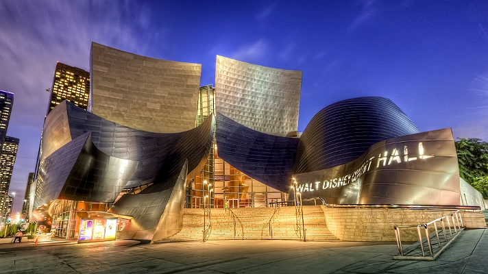 A casa de espetáculos fica em Los Angeles, nos Estados Unidos, e foi idealizada pelo arquiteto canadense Frank Gehry. Inaugurado em 2003, o complexo levou 16 anos para ser construído, cinco deles levantando os US$ 274 milhões usados. A construção é toda feita em aço e moradores da região reclamam que o reflexo do sol no prédio causa tanto brilho que dificulta a vida dos motoristas, deixa os prédios vizinhos mais quentes e até derrete lixeiras na região. A solução foi aplicar jatos de areia para reduzir a luminosidade