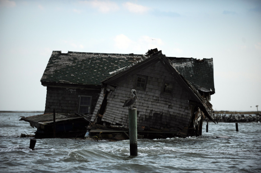 A última casa da Ilha Holland, um lugar pantonoso e de erosão rápida que fica na Baía de Chesapeake, desabou na água em 2010 e apenas os destroços podem ser vistos. Os últimos moradores deixaram o local em 1922. Um certo mistério ronda a ilha, já que a apenas oito quilômetros dali existe uma comunidade com casas e prédios perfeitamente construídos e em bom estado