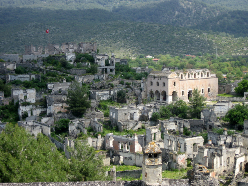 Nascida como uma vila grega, Kayakoy é agora uma cidade fantasma que não tem um morador desde 1923. O espaço tem 25 mil casas em estilo grego abandonadas pelos moradores que voltaram para seu país de origem com o fim da guerra entre Grécia e Turquia