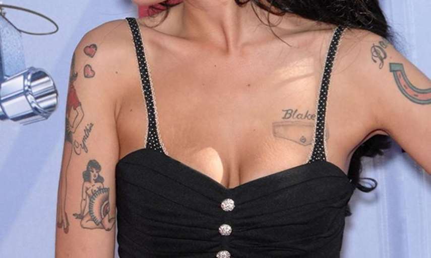 Quando era viva, Amy Winehouse tatuou o nome de Blake Fielder Civil no peito. Os dois tiveram um relacionamento conturbado, mas ela não chegou a apagar a homenagem ao  ex.