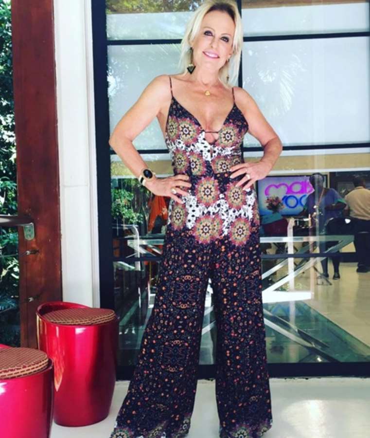 A apresentadora de 66 anos e é avó de duas crianças. 