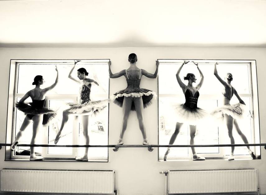 Fotógrafa registra bastidores de ensaios de bailarinas