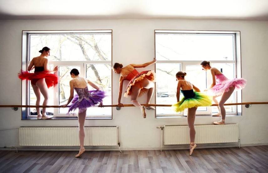 Fotógrafa registra bastidores de ensaios de bailarinas