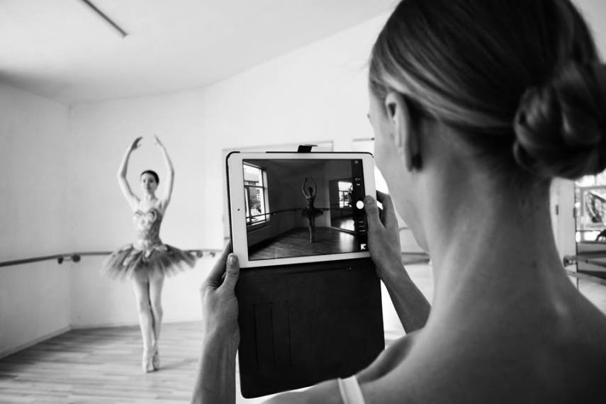 Fotógrafa registra bastidores de ensaios de bailarinas