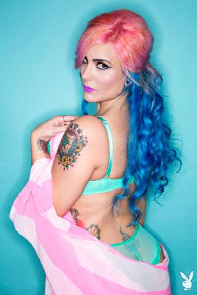 Quem disse que garotas não gostam de videogame? A gamer TheZombiUnicorn, que se chama Nati Casanova, já tem mais de 200 mil inscritos em seu canal do YouTube, onde posta seus vídeos, além de fazer transmissões ao vivo no Twitch.  Sua fama tem crescido tanto nas redes sociais que a Playboy norte-americana a convidou para fazer um super colorido para aproveitar o azul e rosa de suas madeixas.