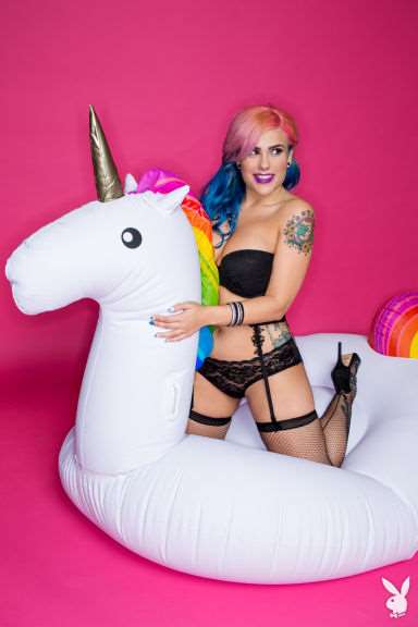 Quem disse que garotas não gostam de videogame? A gamer TheZombiUnicorn, que se chama Nati Casanova, já tem mais de 200 mil inscritos em seu canal do YouTube, onde posta seus vídeos, além de fazer transmissões ao vivo no Twitch.  Sua fama tem crescido tanto nas redes sociais que a Playboy norte-americana a convidou para fazer um super colorido para aproveitar o azul e rosa de suas madeixas.