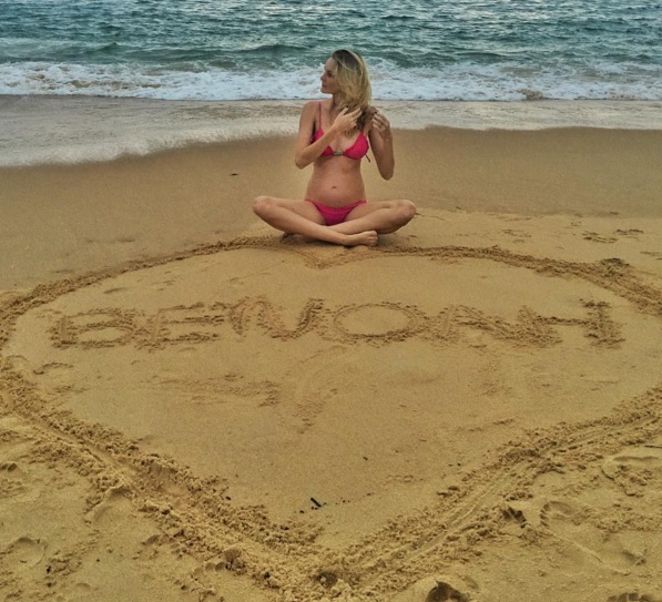 Carol Trentini será novamente mãe de um menino chamado Benoah. A modelo é casada com o fotógrafo Fábio Bartelt e os dois já são pais de um menino chamado Bento.