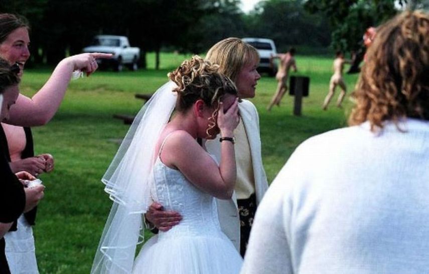 A noiva ficou #chateada com a galera correndo sem roupa no parque justo na hora das fotos do seu casamento