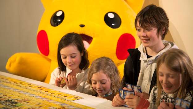 No ano em que completa 20 anos desde sua criação, Pokémon segue como um dos animes mais populares de todo o mundo. Tanto a Pokémon Company International fez uma parceria com o artista Quentin Devine para quebrar o recorde mundial de mosaicos criados com cartas. Com 70 metros quadrados e 12.987 cartas, este mosaico tem 10 metros de comprimento e sete de largura e forma a carta do Pokémon mais famoso da série: Pikachu. A peça foi montada em Paris, na França.