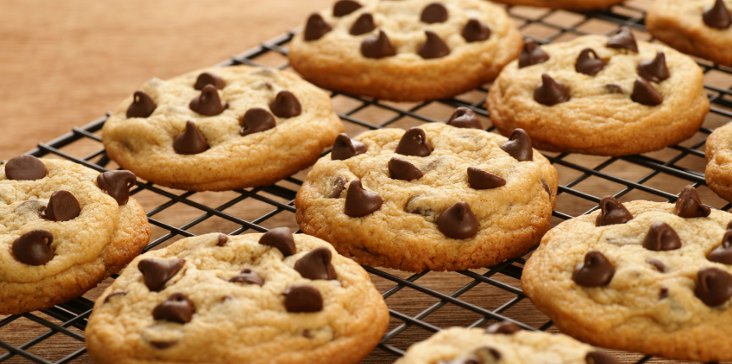 Em 1930, Ruth Wakefield era dona de uma pousada e enquanto preparava biscoitos para servir aos hóspedes percebeu que estava sem chocolate em pó. Ela decidiu então colocar pedaços de uma barra comum ao leite achando que eles fossem derreter. Como a gente bem sabe, isso não aconteceu e ela acabou nos presenteando com um dos melhores doces do mundo!