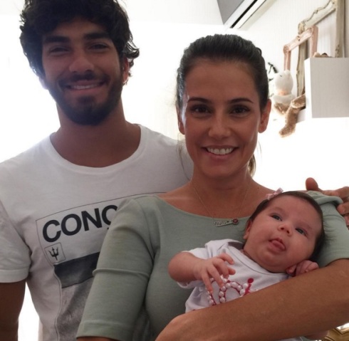 Atriz se casou e teve uma filha fofa com o surfista no final de 2015. Hugo é 11 anos mais novo do que Deborah