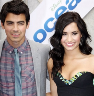 Os popstars namoraram apenas por 3 meses em 2010. Atualmente, Demi e o namorado Wilmer Valderrama são muito amigos de Joe. 