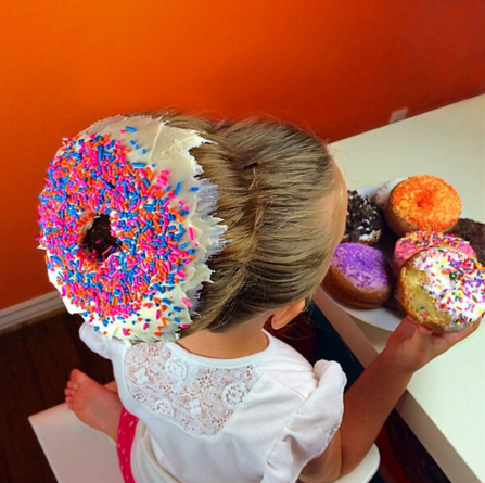 Transformar cabelo em donut, cupcake e garrafa de refrigerante virou moda entre as crianças!