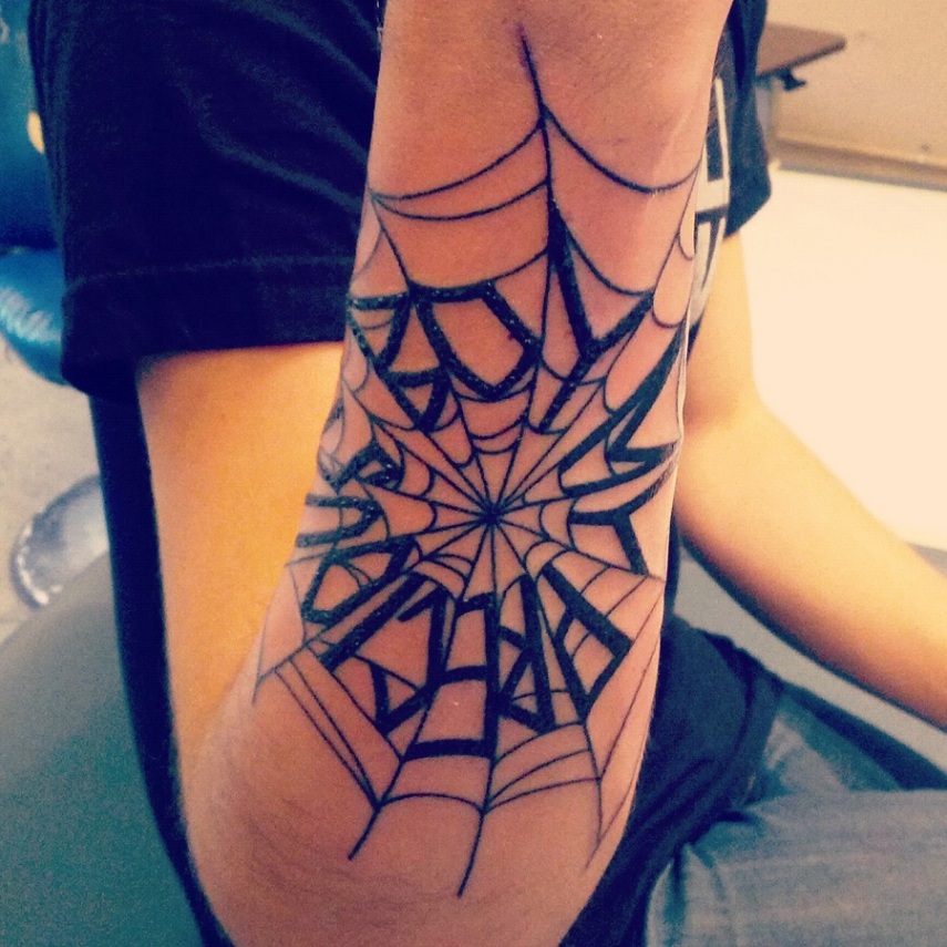 Uma teia de aranha é usada para representar uma longa estada na prisão, em analogia com o tempo que a aranha gasta para fazer a armadilha para suas presas. Geralmente, ficam ao redor do cotovelo e pescoço. Se você deseja ter essa tatuagem, deve ter em mente que ela vai parecer uma autêntica tatuagem de prisão se você não usar várias cores, já que geralmente elas não estão disponíveis na prisão.