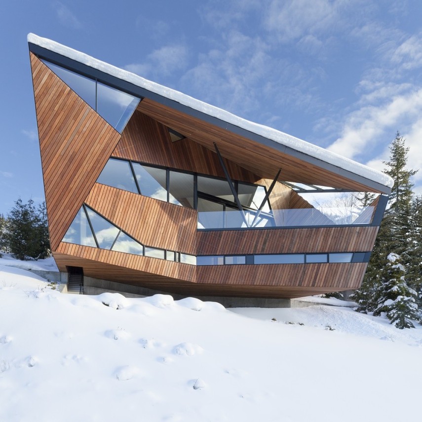 Assinada pelo escritório Patkau Architects, esta casa de campo fica em Whistler, no Canadá,  e tem mais de 460m². Como o terreno é inclinado, a casa foi detalhadamente projetada. Ela é toda feita em madeira, concreto e vidro
