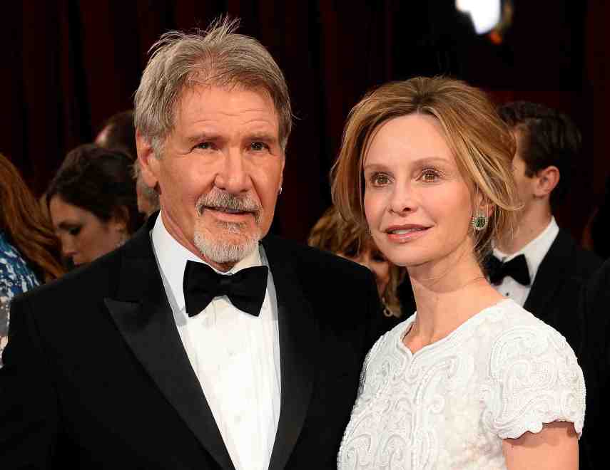 O ator tem 73 anos, enquanto a atriz tem 51. O casal, que tem diferença de 22 anos, é pai do adolescente Liam