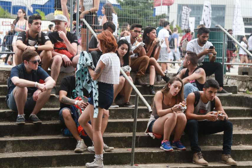 Público do festival contou com área de comidas gourmet e food trucks. Boa parte optou por levar alimentos de fora.