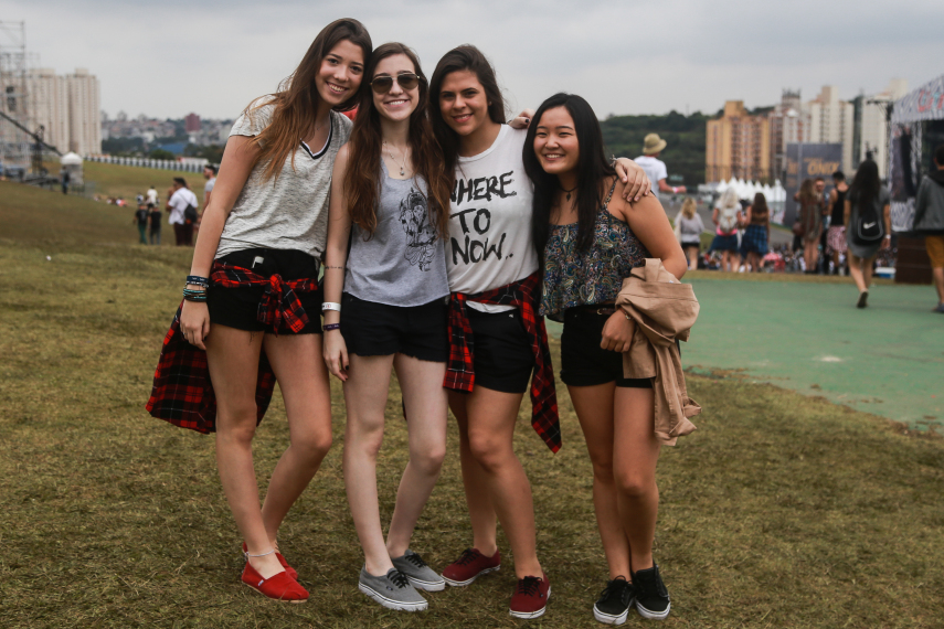 No segundo dia de festival em São Paulo, público ignorou tempo nublado e coloriu o Autódromo de Interlagos.