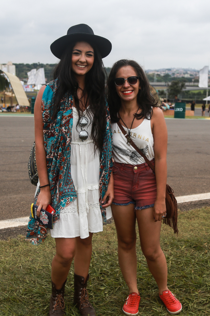 No segundo dia de festival em São Paulo, público ignorou tempo nublado e coloriu o Autódromo de Interlagos.