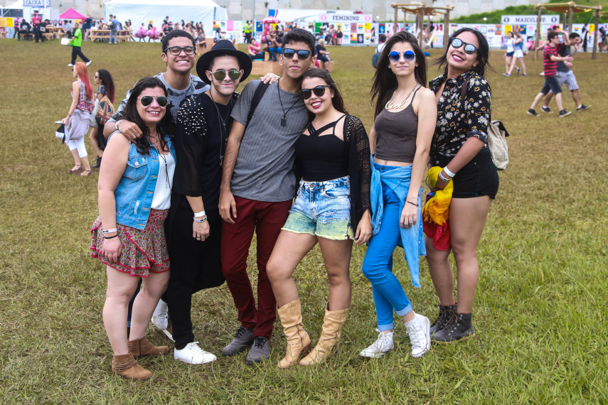 No segundo dia de festival em São Paulo, público ignorou tempo nublado e coloriu o Autódromo de Interlagos.