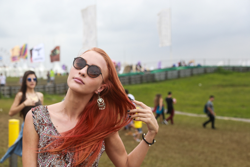 No segundo dia de festival em São Paulo, público ignorou tempo nublado e coloriu o Autódromo de Interlagos.