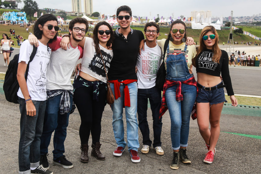 No segundo dia de festival em São Paulo, público ignorou tempo nublado e coloriu o Autódromo de Interlagos.