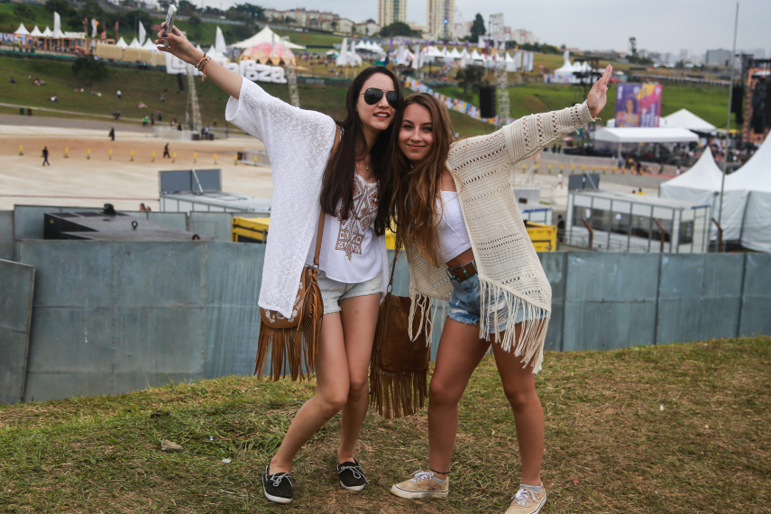 No segundo dia de festival em São Paulo, público ignorou tempo nublado e coloriu o Autódromo de Interlagos.