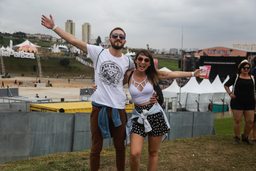 No segundo dia de festival em São Paulo, público ignorou tempo nublado e coloriu o Autódromo de Interlagos.