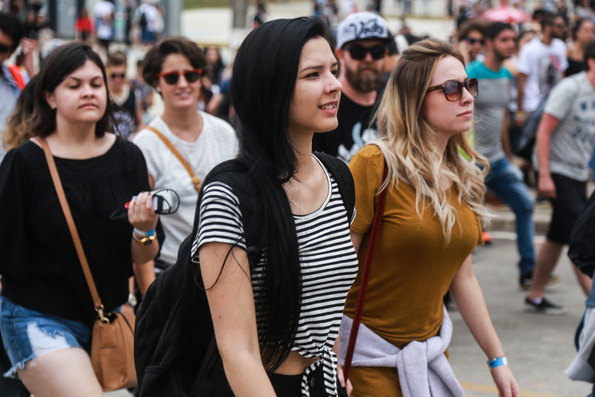 No segundo dia de festival em São Paulo, público ignorou tempo nublado e coloriu o Autódromo de Interlagos.