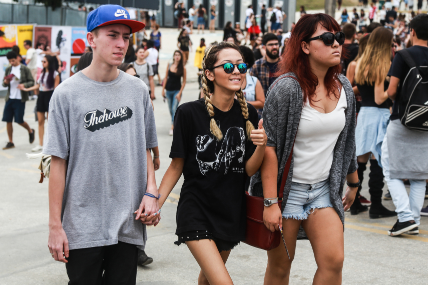 No segundo dia de festival em São Paulo, público ignorou tempo nublado e coloriu o Autódromo de Interlagos.