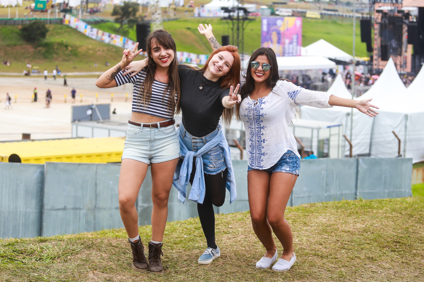 No segundo dia de festival em São Paulo, público ignorou tempo nublado e coloriu o Autódromo de Interlagos.