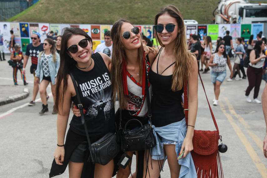 No segundo dia de festival em São Paulo, público ignorou tempo nublado e coloriu o Autódromo de Interlagos.