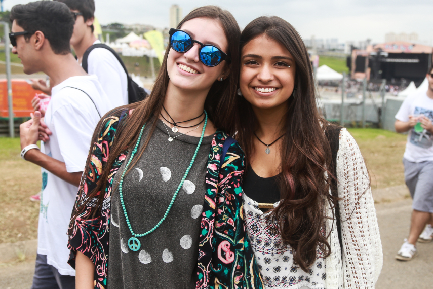 No segundo dia de festival em São Paulo, público ignorou tempo nublado e coloriu o Autódromo de Interlagos.